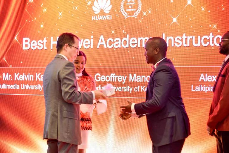 Teacher Karis being awared as the best Huawei IICT Academy Instructor.
